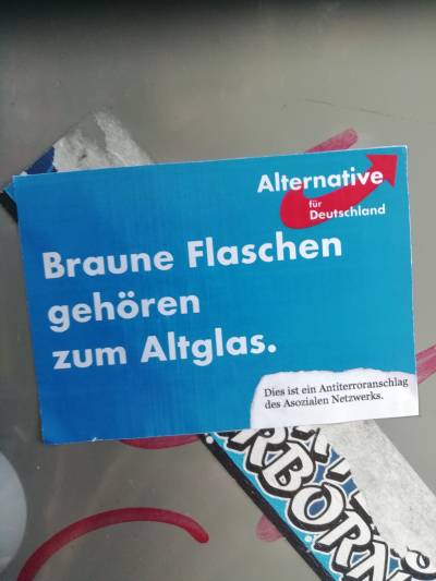 Angeblicher Sticker der AfD mit Aufschrift "Braune Flaschen gehören zum Altglas".
